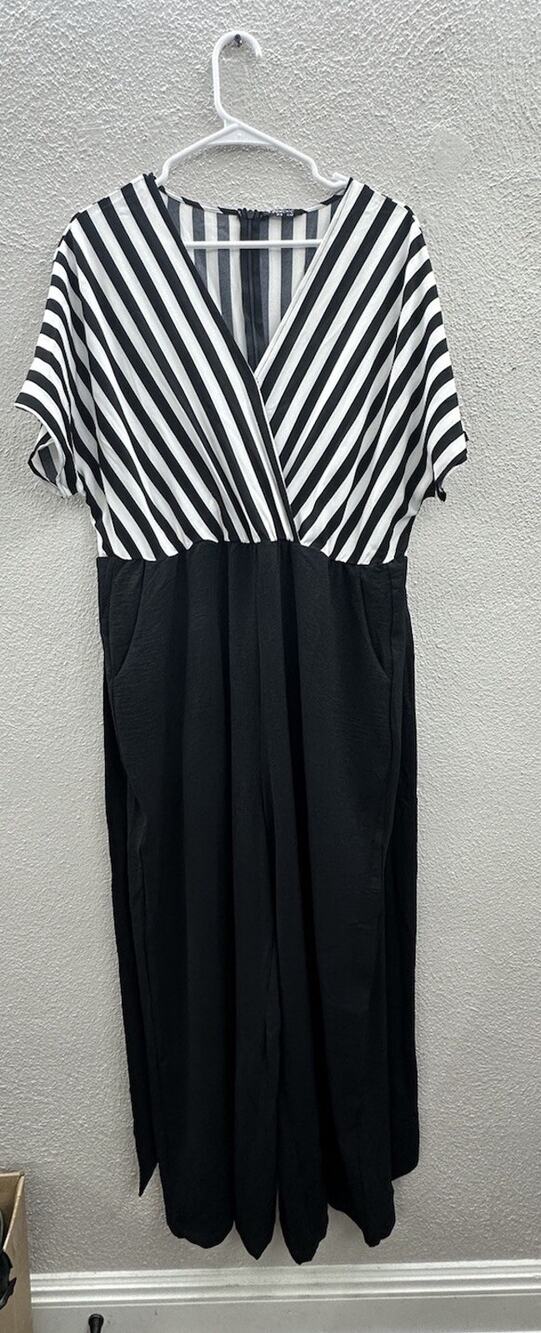Bloomchic Womens Jumpsuit Size 12 Black White Striped Short Sleeve Flowy Belted